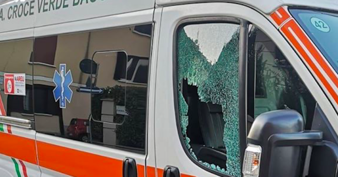 Mentre soccorrono la sua fidanzata lui, completamente ubriaco, spacca il vetro dell’ambulanza