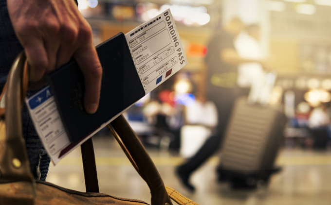 Non hanno la carta per pagare il bagaglio in eccedenza e fermano il volo Ryanair per due ore: denunciati