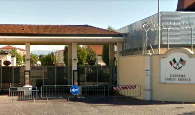 Allarme terrorismo a Pasqua: seguace del movimento “QAnon” fermata davanti a base Usa in Veneto
