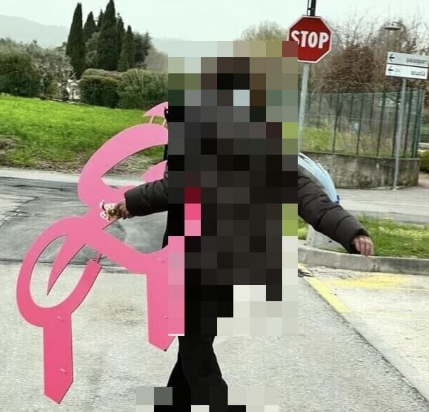 Una signora ruba gli addobbi per il giro d’Italia: il sindaco diffonde le immagini sui social