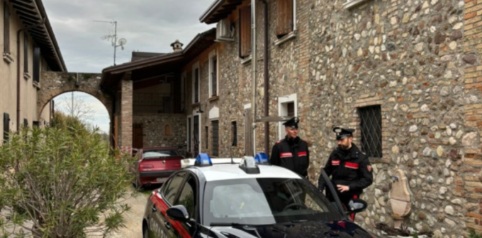 Femminicidio sul Garda: uccide la compagna cinese e si taglia le vene. A Padova donna si salva chiudendosi in bagno