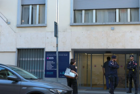 22enne raggiunge la ex in ospedale per ammazzarla e accoltella i presenti che le fanno da scudo