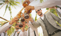 Matrimonio da incubo: lo sposo minaccia di "tagliare teste" perché è finito il vino, gli ospiti urinano in piscina