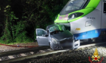 Auto incastrata al passaggio a livello centrata da un treno: 50enne morta sul colpo