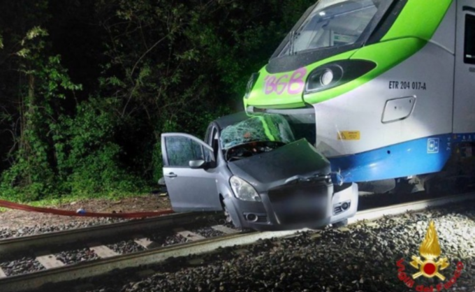 Auto incastrata al passaggio a livello centrata da un treno: 50enne morta sul colpo