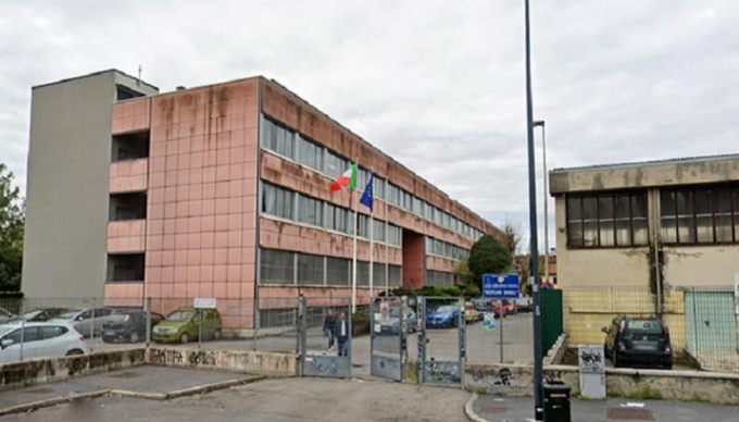 Alunno 15enne si presenta al liceo con un coltello e cerca una professoressa: bloccato da due docenti