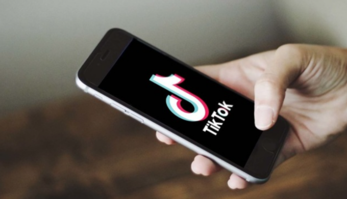 Alunno delle medie filma la prof per metterla su Tik Tok ma viene scoperto e prende per il collo la preside