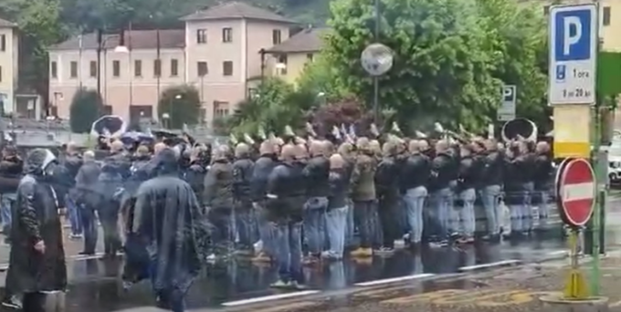 Saluto romano a Dongo in ricordo di Mussolini, la gente risponde con “Bella ciao”. E a Catania don chiude la chiesa per non celebrare messa per il Duce