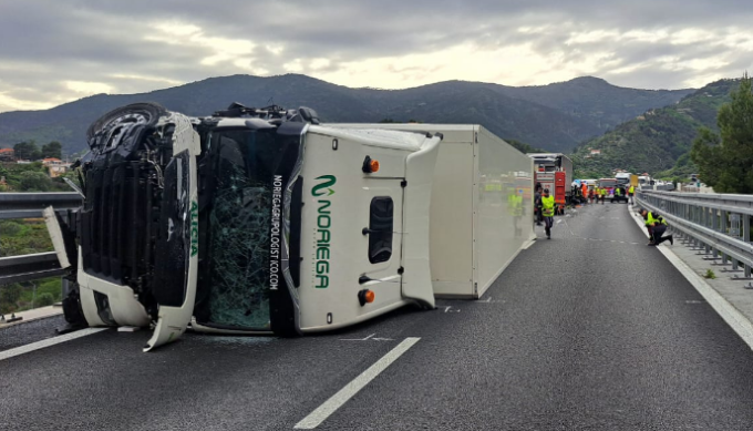 Incidente in A10: due morti. Due feriti gravissimi hanno subito amputazioni agli arti