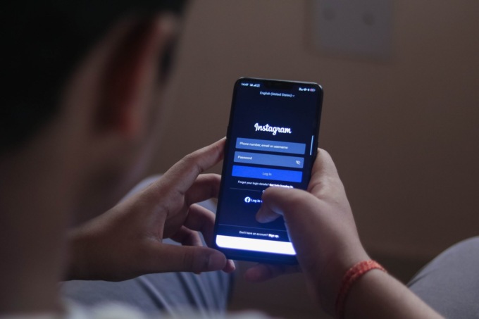 Scopre la chat tra il marito e una collega, la divulga e finisce nei guai