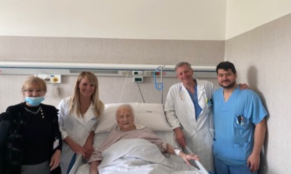 Operata al femore a 102 anni dall'ortopedico dei campioni di MotoGp, è pronta per tornare a camminare