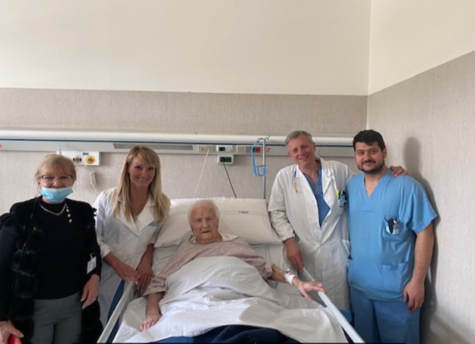 Operata al femore a 102 anni dall’ortopedico dei campioni di MotoGp, è pronta per tornare a camminare