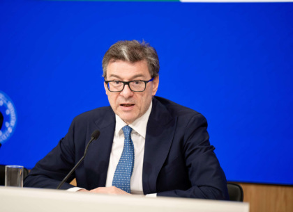 Giorgetti contro l’inverno demografico: meno tasse per chi ha figli