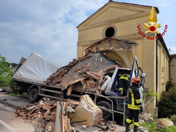 Camion finisce fuori strada e abbatte il portico di una chiesetta