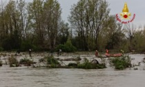 Sfidano il maltempo per la grigliata di Pasquetta, due gruppi di giovani bloccati sugli isolotti in mezzo al fiume