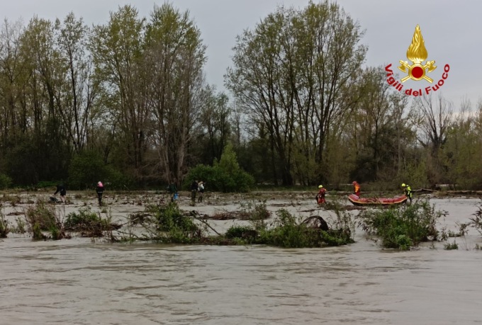 Sfidano il maltempo per la grigliata di Pasquetta, due gruppi di giovani bloccati sugli isolotti in mezzo al fiume