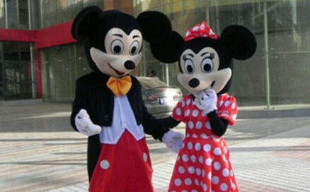 Vestito da Topolino (insieme a Minnie) fa i selfie coi bambini e deruba i genitori