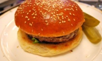 Allergeni non dichiarati, richiamati 44 lotti di pane per hamburger: l'elenco dei prodotti ritirati