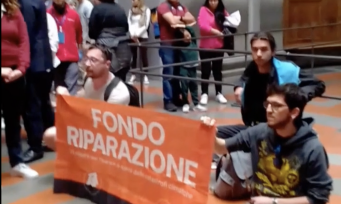 Ecoattivisti si incatenano al David, ira della direttrice della Galleria. L’esempio (da copiare) di 6 giovani portoghesi