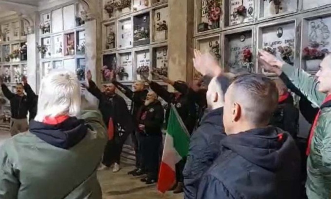 Saluto romano al cimitero per i fascisti morti proprio nel giorno della Festa della Liberazione