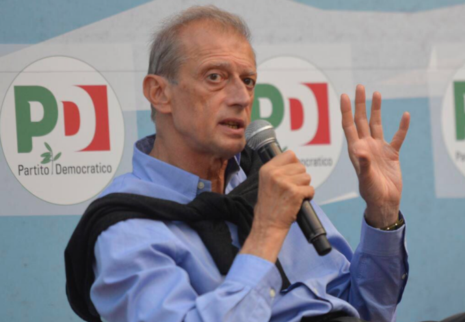 Piero Fassino denunciato per il tentato furto di un profumo al duty free dell’aeroporto