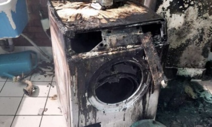 Lavatrice prende fuoco, nonna e nipotino di 2 anni intossicati