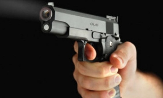 Si trova i ladri davanti mentre guarda la tv, ex finanziere 85enne prende la pistola da sotto il cuscino, spara e ne ferisce uno