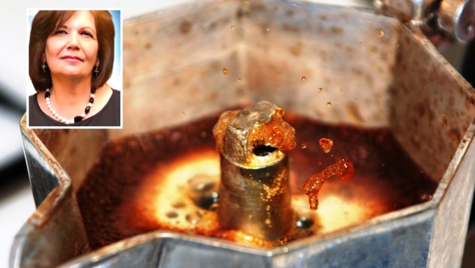 Moka esplode mentre prepara il caffè: muore insegnante
