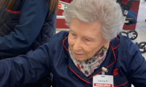 Nonna Lucina a 90 anni torna a fare la cassiera per un giorno (come quando era ragazza)