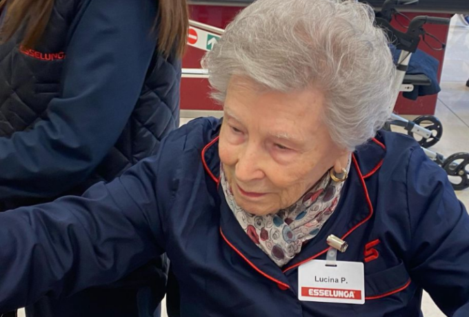Nonna Lucina a 90 anni torna a fare la cassiera per un giorno (come quando era ragazza)