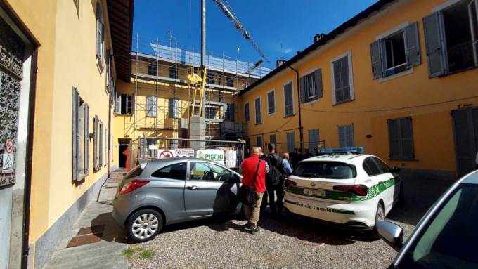 Crolla il tetto, muratore di 36 anni precipita nel vuoto e muore
