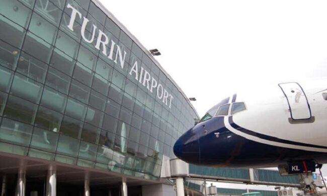 Malore in volo, negato atterraggio di emergenza: l’aereo torna indietro ma lui muore a 35 anni