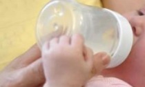 Mamma mette il vino al posto del latte nel biberon, bambino di 4 mesi in coma etilico