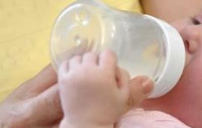 Mamma mette il vino al posto del latte nel biberon, bambino di 4 mesi in coma etilico