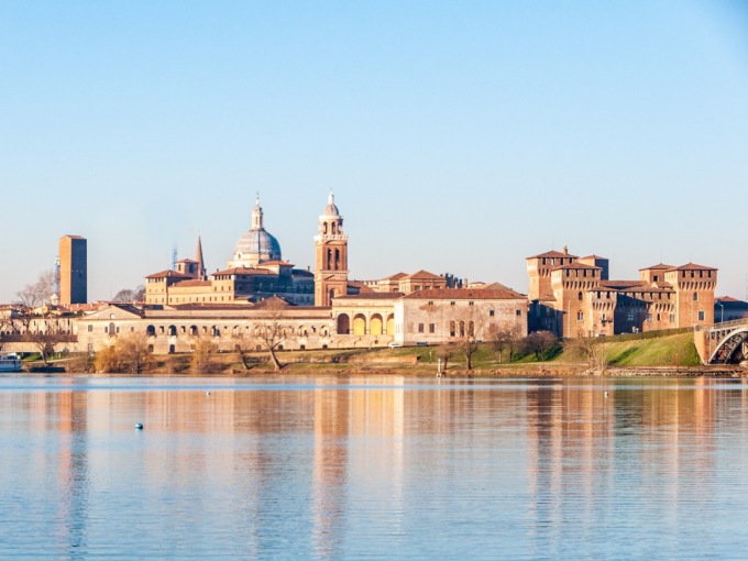 Mincio, che bello navigare intorno a Mantova immersi tra i fior di loto
