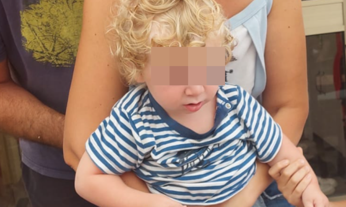 Mette la retro e investe il figlio di un anno e mezzo: il bambino muore dopo due giorni di agonia