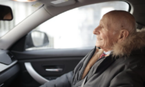 A 91 anni fugge dalla casa di riposo con l'auto e provoca 5 incidenti