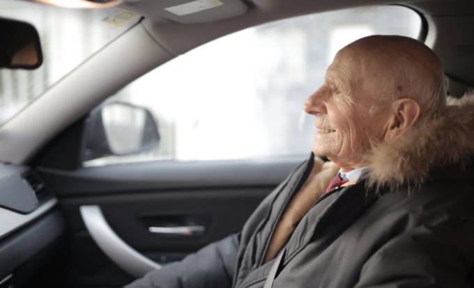 A 91 anni fugge dalla casa di riposo con l’auto e provoca 5 incidenti