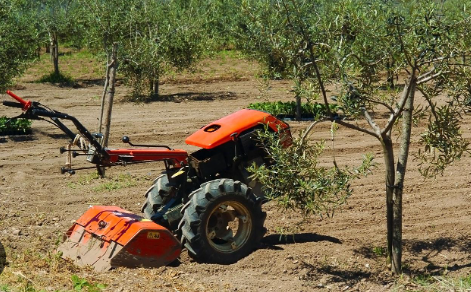 Agricoltore muore travolto dalla sua motozappa. Una mola recide la gola a un operaio: gravissimo