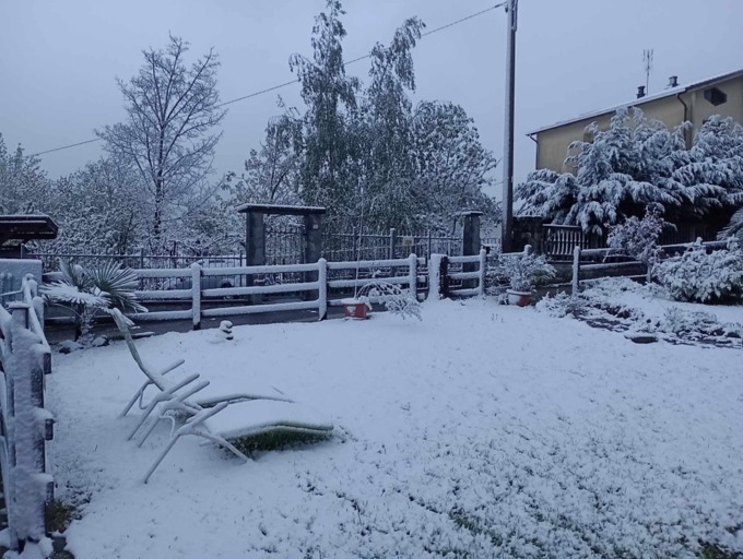 Neve a fine aprile in Lombardia (non solo sulle cime dei monti): le foto