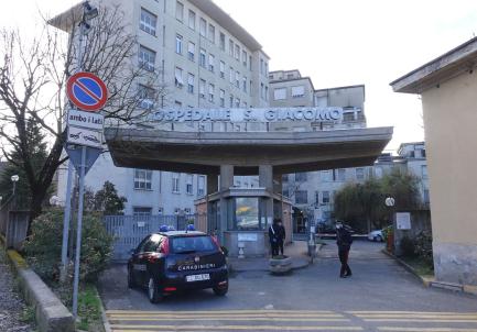Difende l’amica dall’ex, che lo aggredisce con un posacenere: ingegnere rischia di perdere un occhio