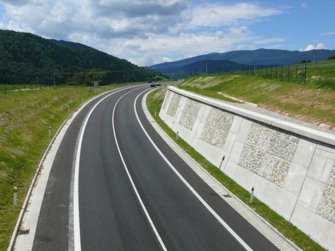 Strade extraurbane, la metà dei decessi per incidente avviene qui