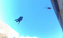 Alpinisti salvati in alta quota: il video dello spettacolare salvataggio "volante"