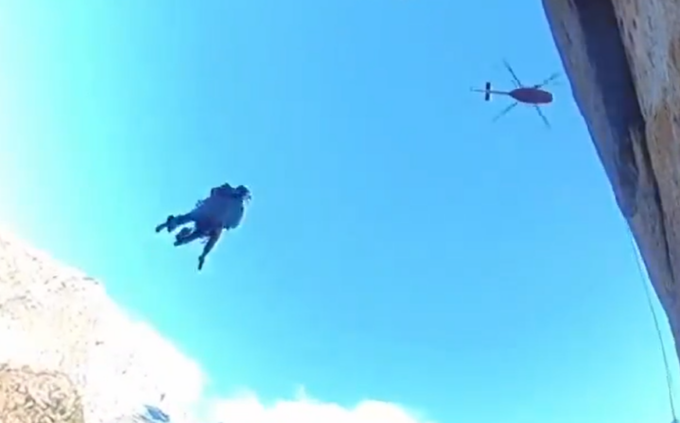 Alpinisti salvati in alta quota: il video dello spettacolare salvataggio “volante”