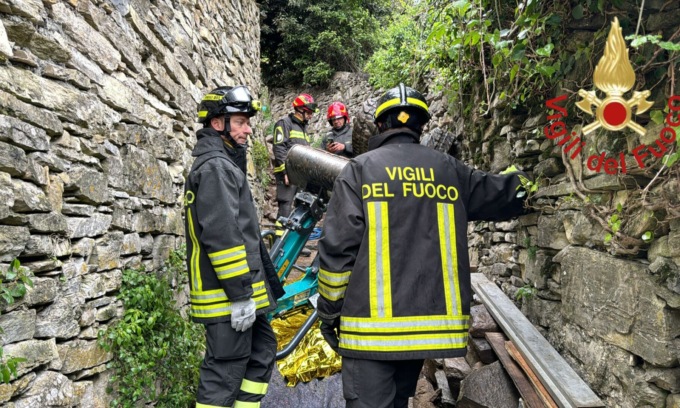 Escavatore si ribalta e lo schiaccia, muore 39enne