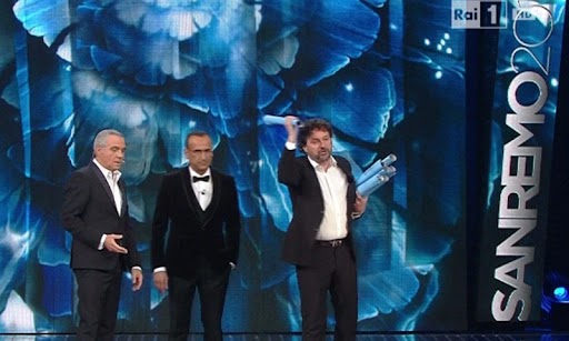 Carlo Conti in pole position per Sanremo 2025, intanto la Rai vuol rinunciare ad Amadeus
