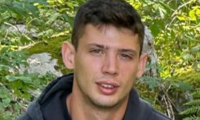 Sale sul tetto per recuperare il pallone e precipita: 22enne muore dopo 18 giorni di coma