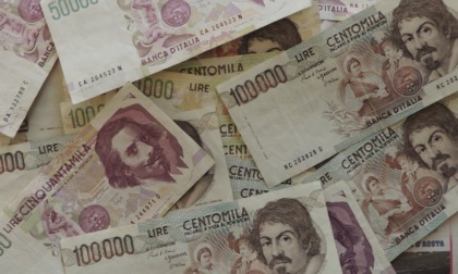 Impiegato precario trova 160 milioni di lire in una cassapanca: un tesoro che ora è carta straccia