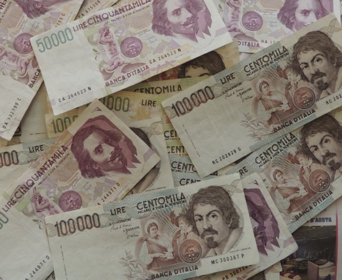 Impiegato precario trova 160 milioni di lire in una cassapanca: un tesoro che ora è carta straccia