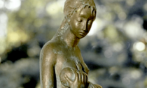 Per il Comune di Milano la statua di una donna che allatta "rappresenta valori non condivisi da tutti"